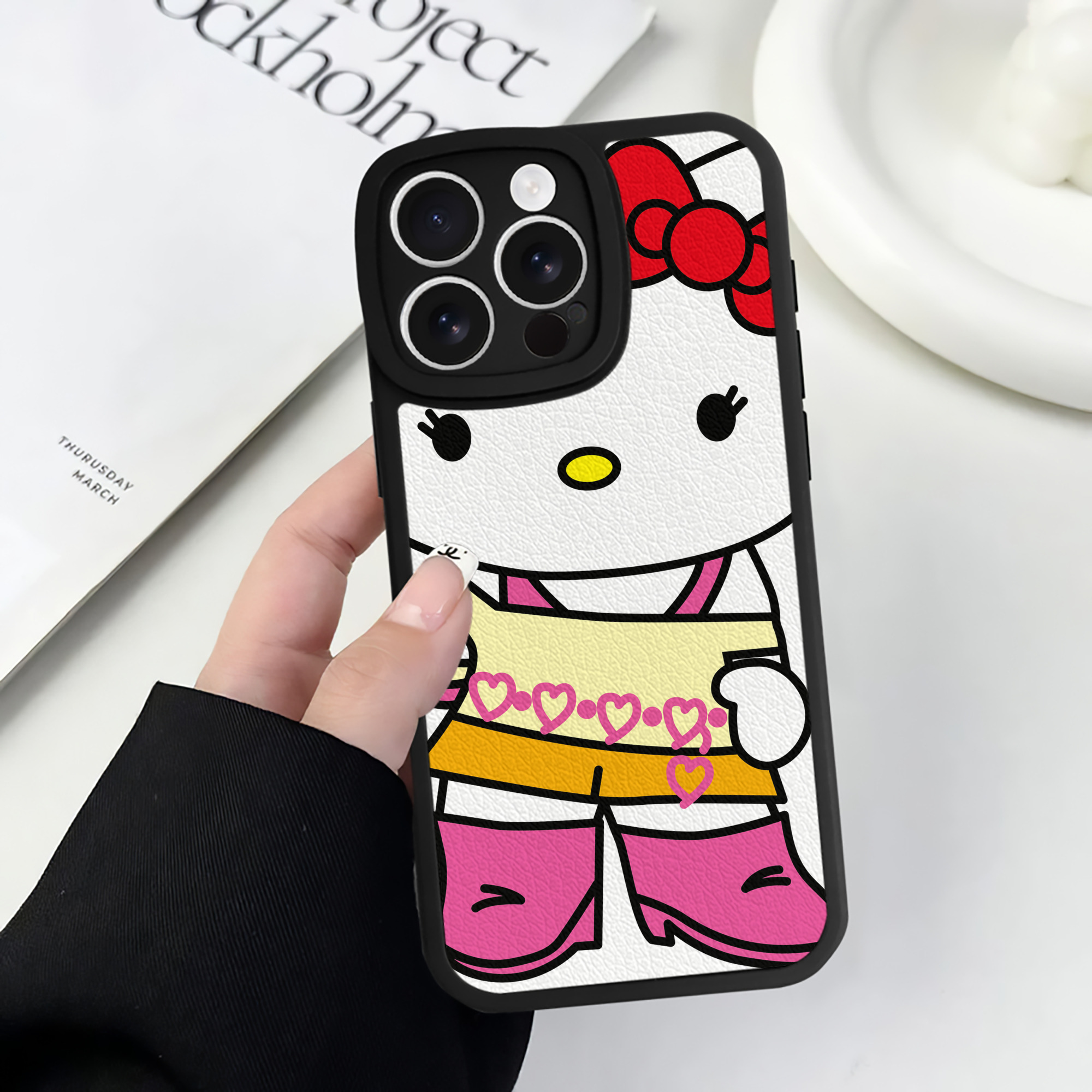 （画像用） Hello Kitty ハローキティ 【iPhone 16シリーズ対応】シリコンスマホケース（レザー調） 材質：シリコン